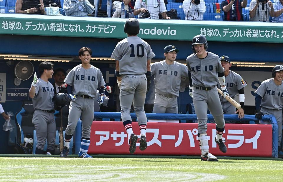 ６回慶大１死満塁、横地広太の右犠飛で生還した慶大・今津慶介（１０）と沸く慶大ナイン（撮影・持木克友）