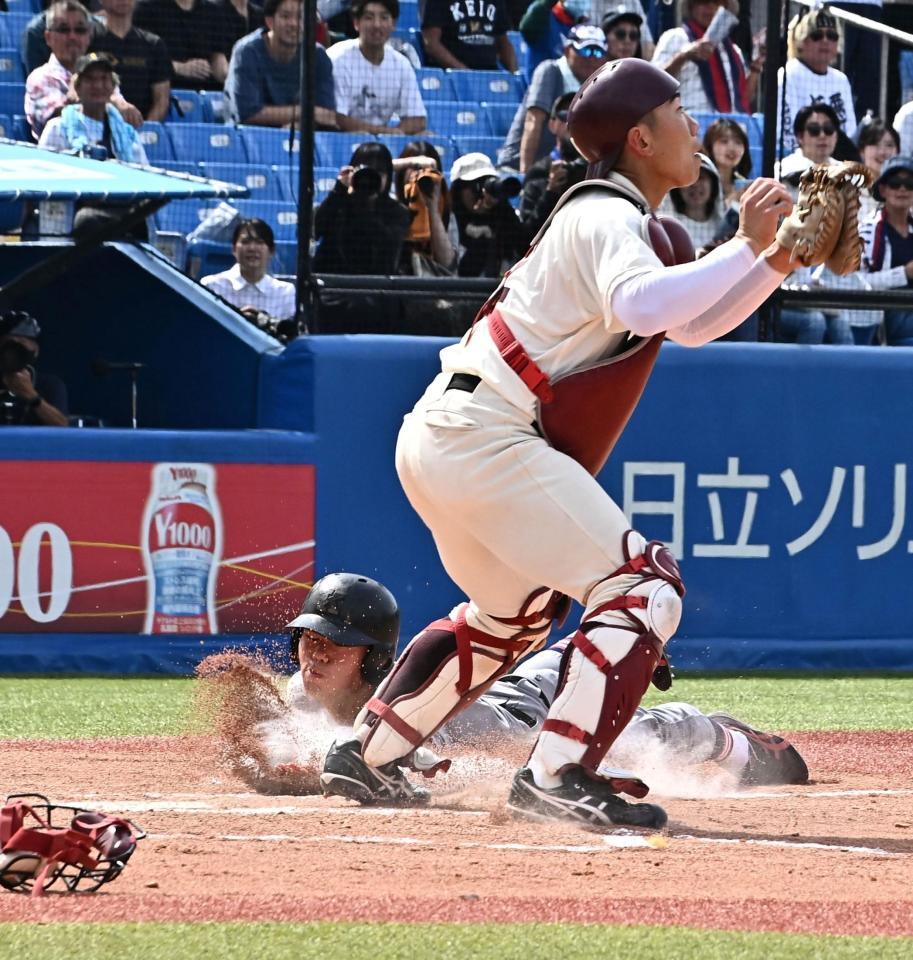 ６回、横地広太の右犠飛で生還した慶大・今津慶介（撮影・持木克友）