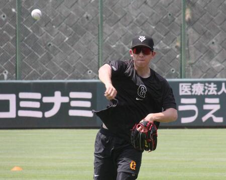 　キャッチボールで調整する戸郷