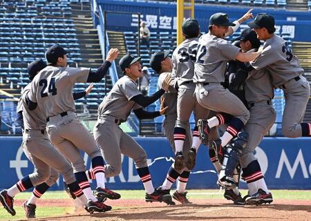 　優勝に喜ぶ慶大・渡辺和大（左から３人目）とナイン（撮影・持木克友）