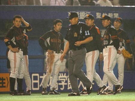 三回、２ランが取り消しになりうなだれる巨人・李（左）と原監督（右から３人目）＝千葉マリンスタジアム