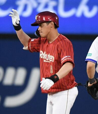 ３回、辰己は左中間に適時二塁打を放ち、ベンチに向かって右手を上げる（撮影・佐藤厚）