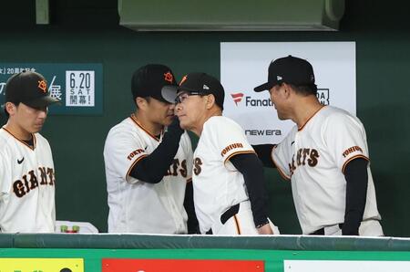 ６回途中で降板し橋上監督代行（右）にねぎらわれる則本（撮影・佐々木彰尚）
