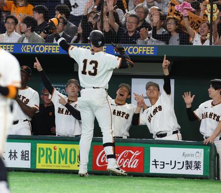 ２回、２ランを放ちナインに出迎えられるキャベッジ（撮影・佐々木彰尚）