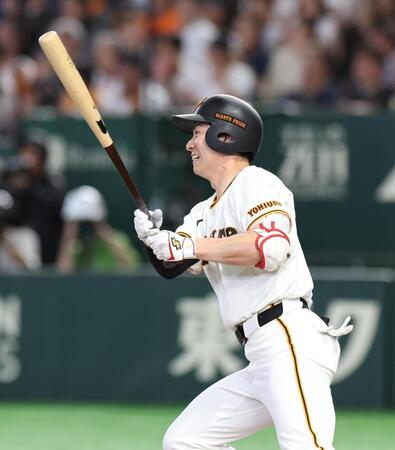 ５回、松本は左中間に適時二塁打を放つ（撮影・佐々木彰尚）