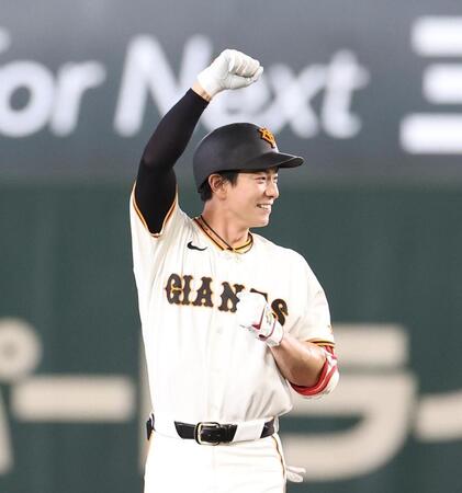 ５回、適時二塁打を放ち喜ぶ松本（撮影・佐々木彰尚）
