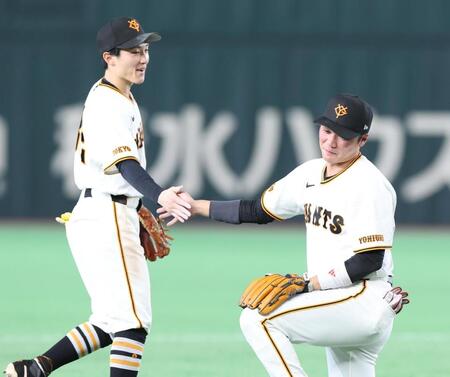 ８回、代打・来田の三塁ゴロを好捕し浦田とタッチをする坂本（撮影・佐々木彰尚）