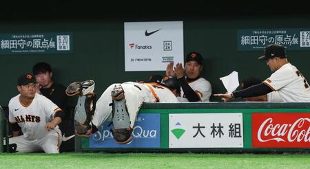 ６回、渡部の捕邪飛でベンチに倒れ込む大城（撮影・佐々木彰尚）