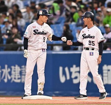 １回、右前打を放ち土橋コーチ（右）とグータッチを交わす塩見（撮影・開出牧）