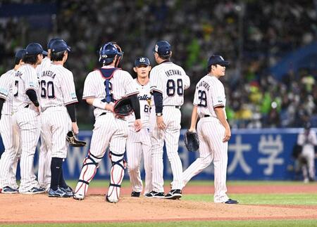 ５回途中で降板した松本健（右端）＝撮影・開出牧