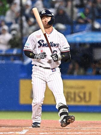 ７回、空振り三振に倒れ悔しがる松下（撮影・開出牧）