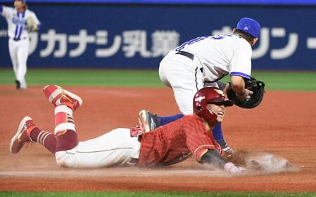 ８回、鈴木大（手前）は二塁内野安打を放ち、同点とする（撮影・佐藤厚）