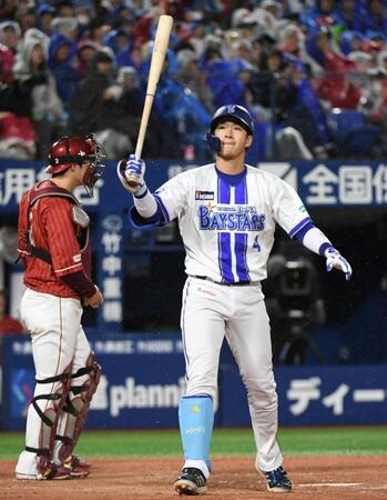 ４回、度会は空振り三振に倒れる（撮影・佐藤厚）