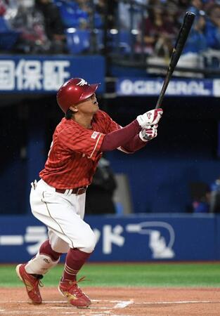 ３回、佐藤は先制の右犠飛を放つ（撮影・佐藤厚）