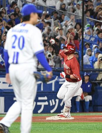 ９回、伊藤光（右）は坂本（左）から１号ソロを放ち、ガッツポーズで三塁を回る（撮影・佐藤厚）