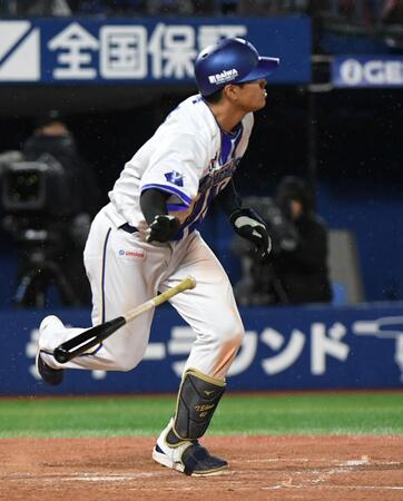 ５回、蝦名は左越えに２号逆転３ランを放つ（撮影・佐藤厚）