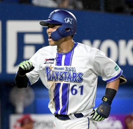 ５回、蝦名は左越えに２号逆転３ランを放ち、笑顔でベンチに戻る（撮影・佐藤厚）