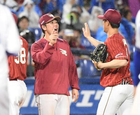 ナインを出迎える鈴木大（左）＝撮影・佐藤厚