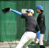 入念にキャッチボールする柴田（撮影・北村雅宏）