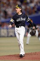 ４回、中日・板山を空振り三振に仕留め、雄たけびを上げる大津