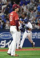 ５回、蝦名（右）に逆転３ランを打たれ、ぼう然とたちつくす荘司（撮影・佐藤厚）