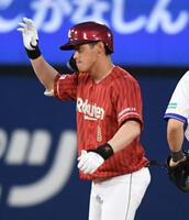 ３回、辰己は左中間に適時二塁打を放ち、ベンチに向かって右手を上げる（撮影・佐藤厚）