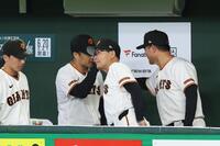 ６回途中で降板し橋上監督代行（右）にねぎらわれる則本（撮影・佐々木彰尚）