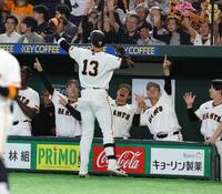 ２回、２ランを放ちナインに出迎えられるキャベッジ（撮影・佐々木彰尚）