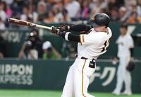 ２回、キャベッジは右中間に２ランを放つ（撮影・佐々木彰尚）