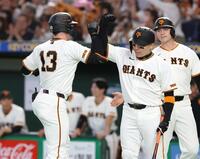 ２回、丸らに迎えられるキャベッジ（撮影・佐々木彰尚）