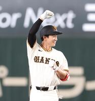 ５回、適時二塁打を放ち喜ぶ松本（撮影・佐々木彰尚）