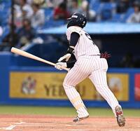 １回、右前打を放つ塩見（撮影・開出牧）