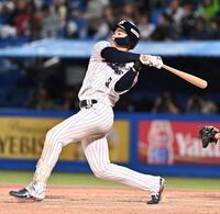 ３回、左越え二塁打を放つ塩見（撮影・開出牧）