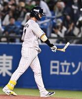 ３回、左飛に倒れた長岡（撮影・開出牧）