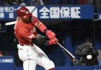 ８回、マッカスカーは左前に勝ち越し適時打を放つ（撮影・佐藤厚）