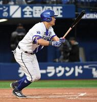 ２回、筒香は中前安打を放つ（撮影・佐藤厚）