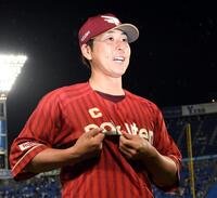 キャプテンマークを見せる鈴木大（撮影・佐藤厚）