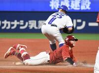８回、鈴木大（手前）は二塁内野安打を放ち、同点とする（撮影・佐藤厚）