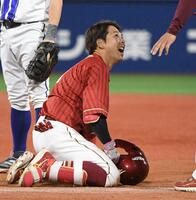 ８回、鈴木大は二塁内野安打を放ち、同点とする（撮影・佐藤厚）