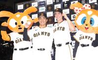 移籍後初勝利の則本と適時二塁打を放った松本（撮影・佐々木彰尚）