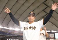 声援に応える則本（撮影・佐々木彰尚）
