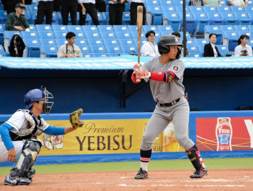 ７回に左前打を放つ慶大・清原
