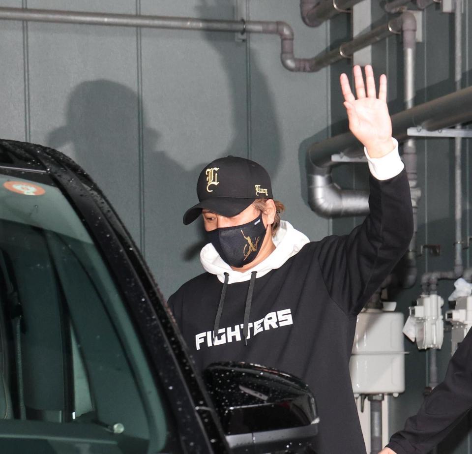 練習を終え、ファンの声援を受けながら引き揚げる新庄監督（撮影・北村雅宏）