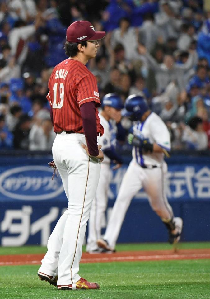５回、蝦名（右）に逆転３ランを打たれ、ぼう然とたちつくす荘司（撮影・佐藤厚）