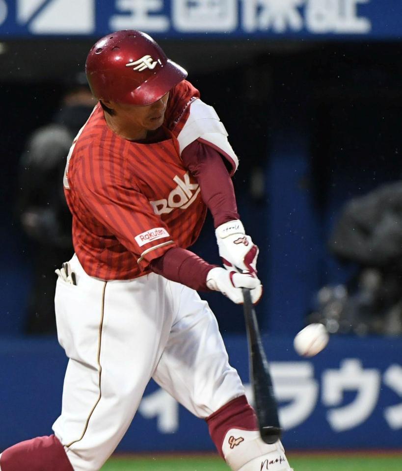 ３回、佐藤は先制の右犠飛を放つ（撮影・佐藤厚）