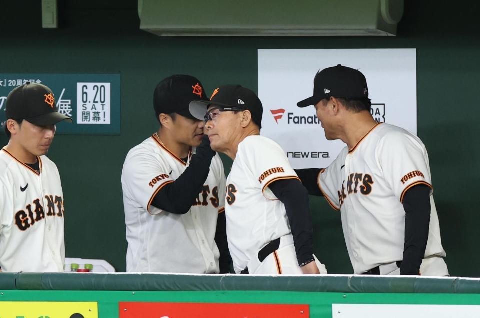 ６回途中で降板し橋上監督代行（右）にねぎらわれる則本（撮影・佐々木彰尚）