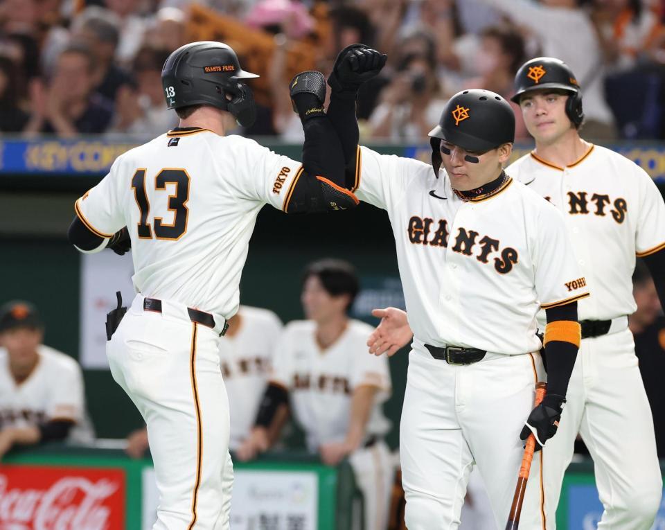 ２回、丸らに迎えられるキャベッジ（撮影・佐々木彰尚）