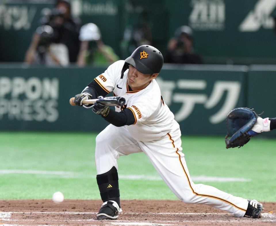 ５回、則本は犠打を決める（撮影・佐々木彰尚）