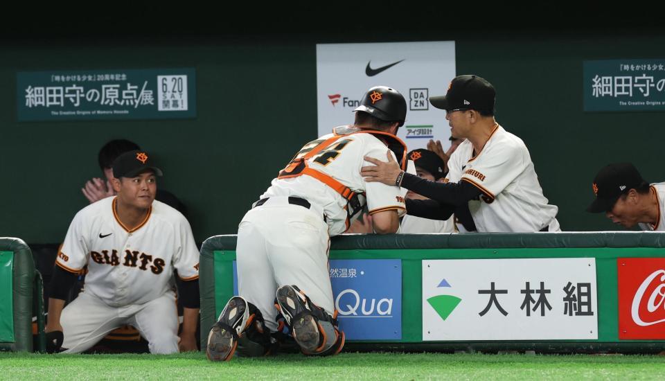 ６回、渡部の捕邪飛でベンチに倒れ込む大城（撮影・佐々木彰尚）