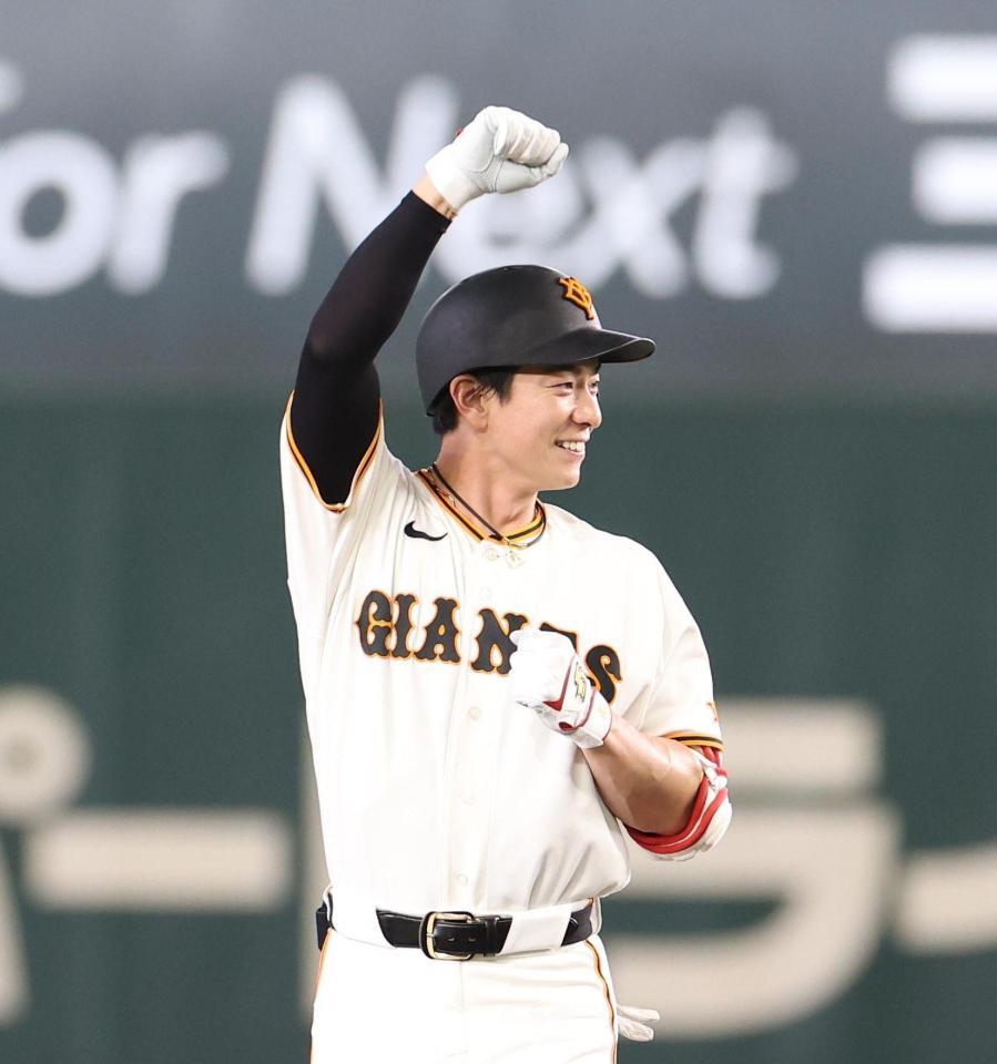 ５回、適時二塁打を放ち喜ぶ松本（撮影・佐々木彰尚）